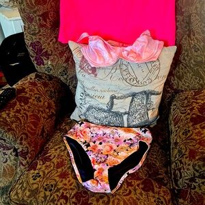 Women's Pink Top swim top 34 D w wire light pink floral swim bottoms NEW w tags